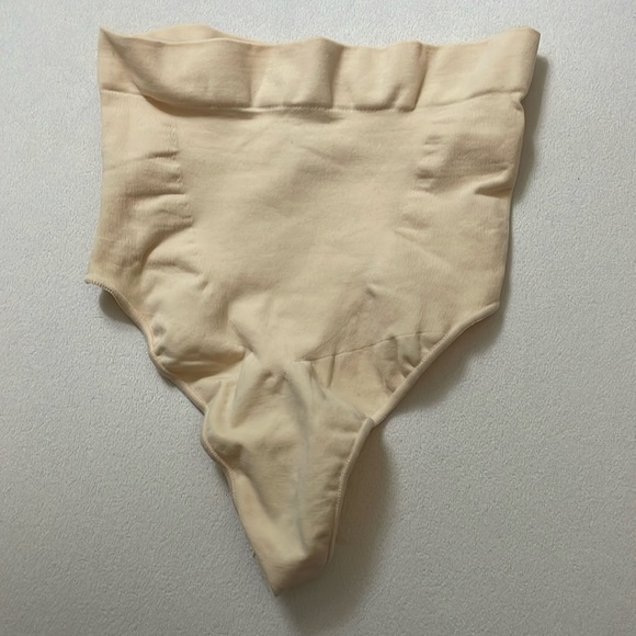 NWOT Skims Core Control Thong Clay Color Size S/M - Picture 4 of 7